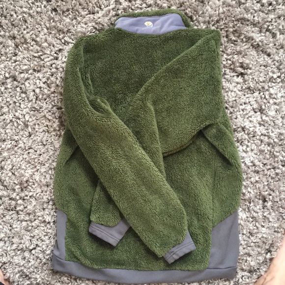 Women's Mountain Hardwear Fleece. Size Large - Picture 8 of 8